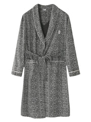 Einfarbiger Nachtwäsche-Bademantel für Herren mit besticktem Revers, Doppeltaschen und Schärpe