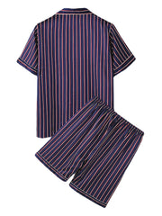 Gestreiftes Pyjama-Set aus Kunstseide für Herren mit Reverskragen und Tasche – Homewear zum Zuknöpfen