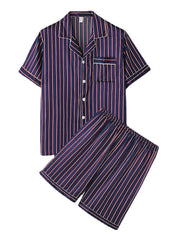 Gestreiftes Pyjama-Set aus Kunstseide für Herren mit Reverskragen und Tasche – Homewear zum Zuknöpfen