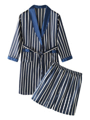 Pyjama-Set für Herren mit gestreiftem Revers, zwei Taschen, Bademantel und Shorts mit Schärpen – gemütliche zweiteilige Hauskleidung