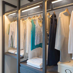 Kabellose LED-Schrankleuchte - Nachtlampe mit Infrarot-Sensor und Handfeger für Schrank, Kleiderschrank, Küchenbeleuchtung