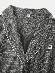 Einfarbiger Nachtwäsche-Bademantel für Herren mit besticktem Revers, Doppeltaschen und Schärpe