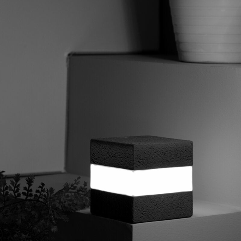 Über USB wiederaufladbares LED-Würfel-Touch-Nachtlicht – perfekt für Bars, Cafés, Restaurants und als Heimdekoration.