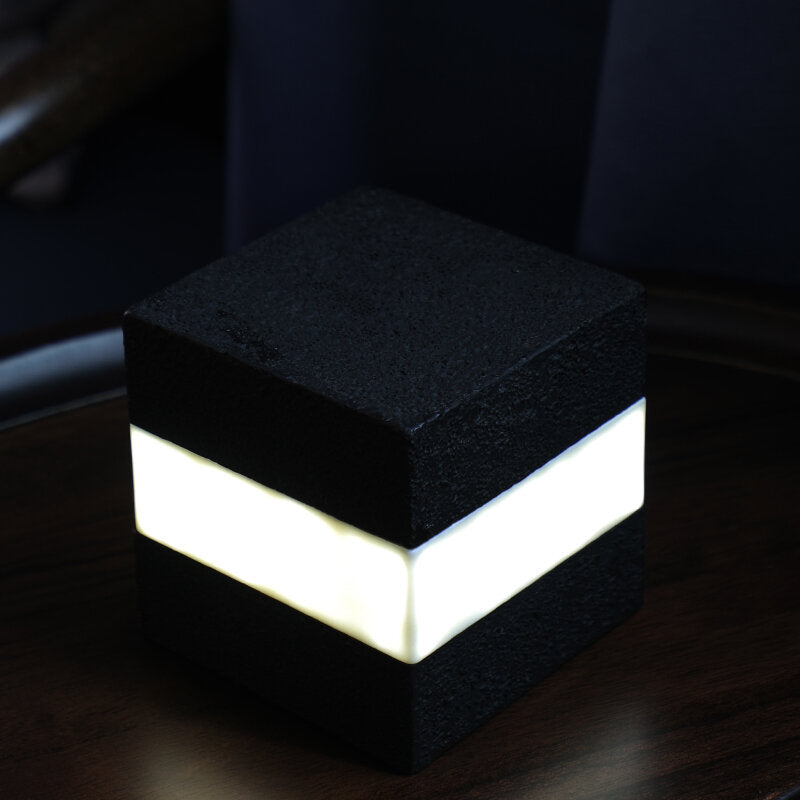 Über USB wiederaufladbares LED-Würfel-Touch-Nachtlicht – perfekt für Bars, Cafés, Restaurants und als Heimdekoration.