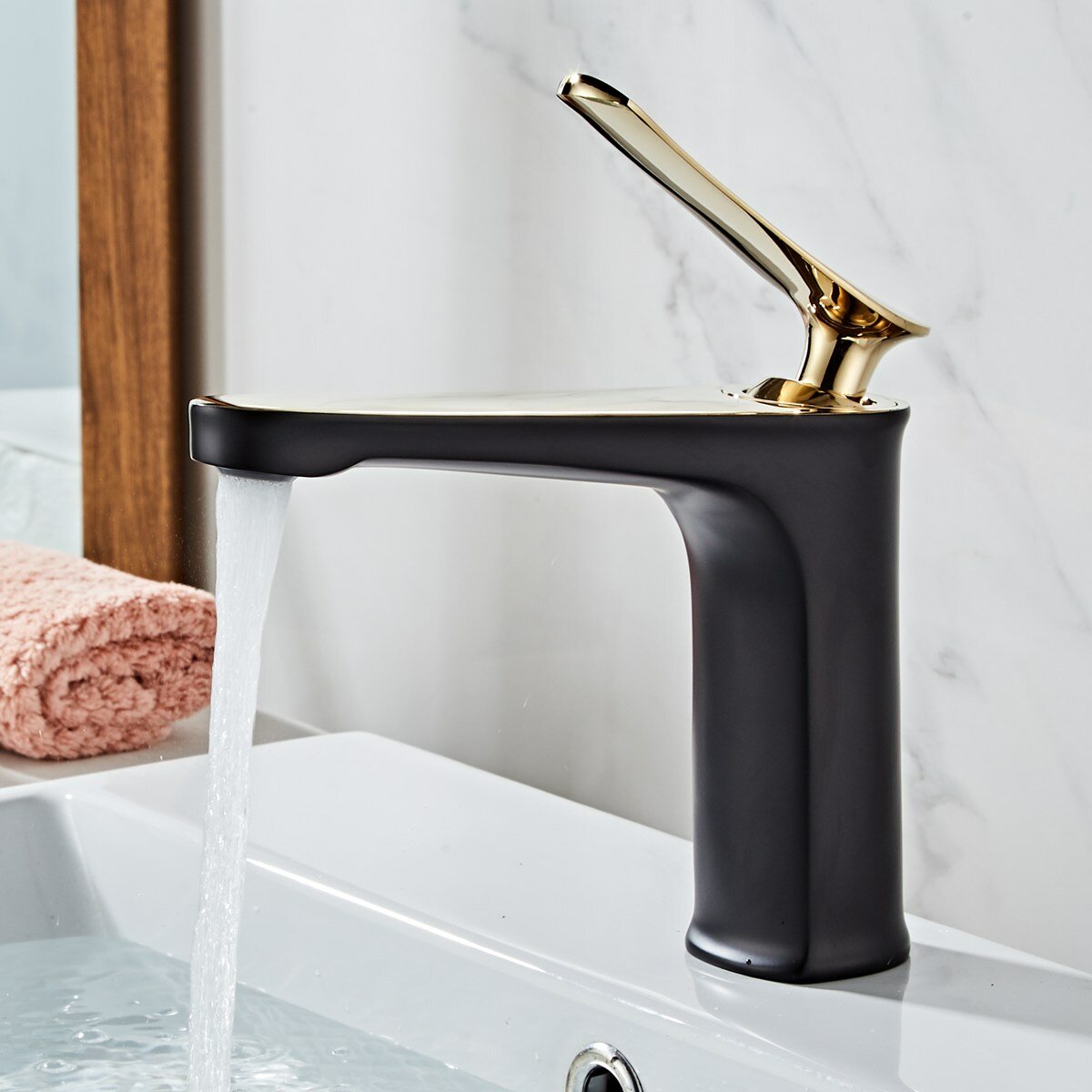 Gold Polished Luxury Bathroom Basin Faucet - Hot & Cold Water Mixer Tap with Single Brass Handle